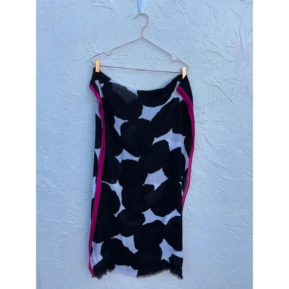 Kate Spade Womens Wool Frayed Edges Wool Scarf Shawl Black White 25x39 - Picture 4 of 8